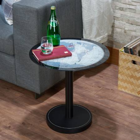 Skleněná deska stolu.